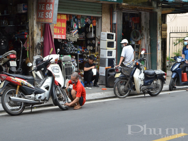 Ngoài các hàng quán bán đồ ăn, các tiệm sửa xe cũng rất  Ngoài các hàng quán bán đồ ăn, các tiệm sửa xe cũng rất