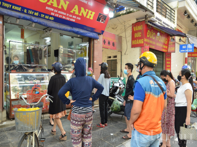 Năm nay, các ki-ốt bán bánh Trung thu không được tổ chức nên người dân tập trung khá đông tại các cửa hàng bán bánh truyền thống. Năm nay, các ki-ốt bán bánh Trung thu không được tổ chức nên người dân tập trung khá đông tại các cửa hàng bán bánh truyền thống.