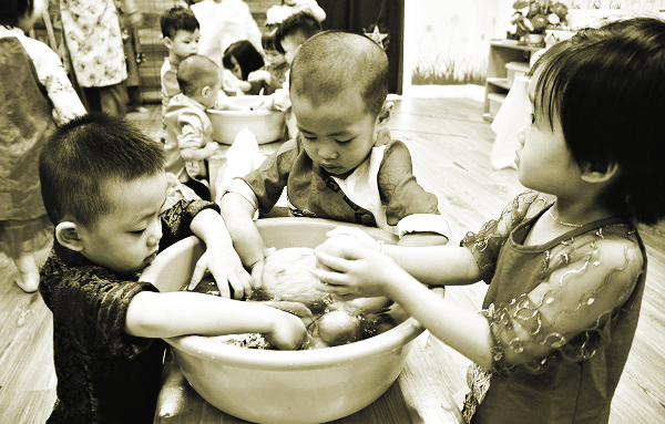 C&aacute;c học sinh trong cơ sở gi&aacute;o dục mầm non tư thục Khai Tr&iacute; (quận Thanh Xu&acirc;n, H&agrave; Nội) thực h&agrave;nh nghi thức trong ng&agrave;y trung thu năm 2020