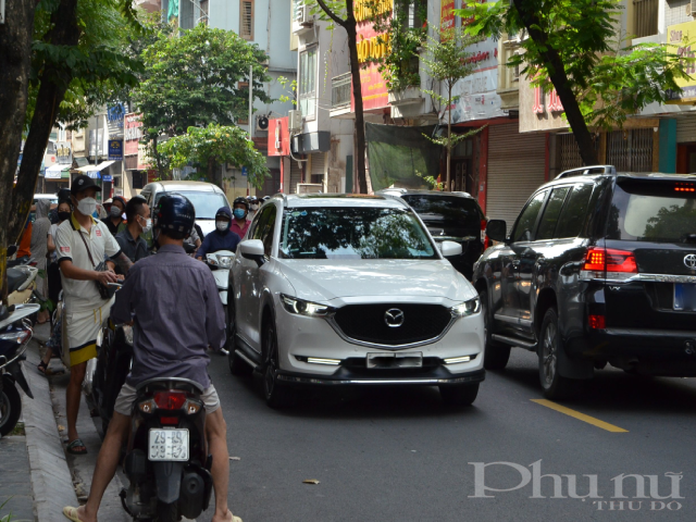 Lượng người mua bánh quá đông có lúc đã gây ra tắc nghẽn giao thông. Lượng người mua bánh quá đông có lúc đã gây ra tắc nghẽn giao thông.