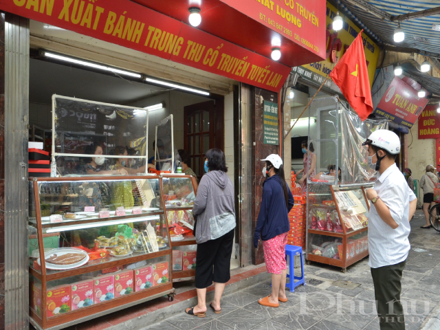 Người dân hào hứng  khi một số dịch vụ được mở  trở lại từ 12h ngày 16/9 - ảnh 5