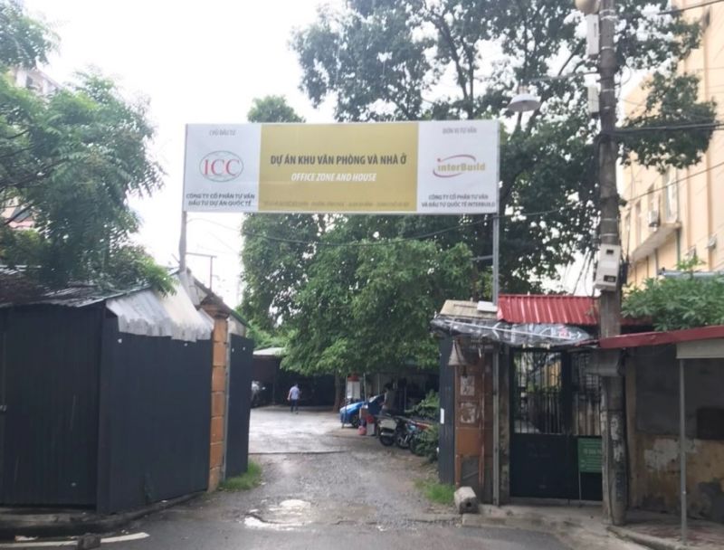 Khu đất dự án đô thị tại số 2-4 Đội Nhân có diện tích 2.832m2 được UBND TP. Hà Nội giao cho Công ty Cổ phần Tư vấn đầu tư dự án Quốc tế (viết tắt: ICC) quản lý, sử dụng. Nhưng hiện nay, khu đất này đang được “phù phép” để làm bãi trông giữ xe trái phép Khu đất dự án đô thị tại số 2-4 Đội Nhân có diện tích 2.832m2 được UBND TP. Hà Nội giao cho Công ty Cổ phần Tư vấn đầu tư dự án Quốc tế (viết tắt: ICC) quản lý, sử dụng. Nhưng hiện nay, khu đất này đang được “phù phép” để làm bãi trông giữ xe trái phép