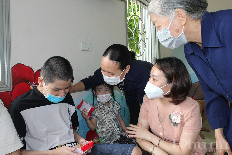 Đồng chí Phạm Thị Thanh Hương- Phó Chủ tịch Hội LHPN Hà Nội cùng các sơ tặng những chiếc bánh trung thu cho các em nhỏ nơi đây