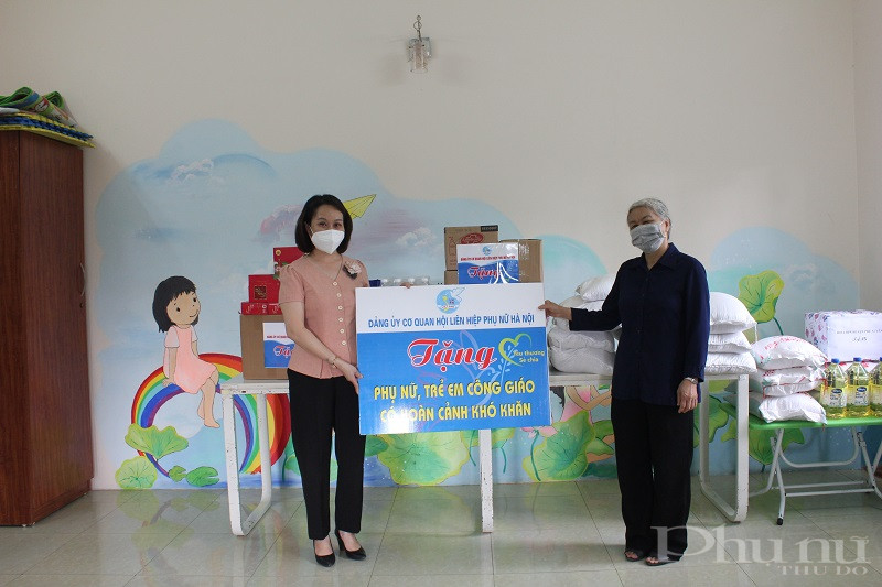Đồng chí Phạm Thị Thanh Hương - Phó Chủ tịch Hội LHPN Hà Nội tặng quà cho sơ  Nguyễn Thị Hồng Vân đại diện Trung tâm tiếp nhận từ Đoàn công tác của Hội LHPN Hà nội