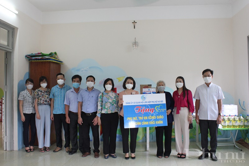 Tiếp đoàn công tác của Hội còn có các đồng chí lãnh đạo Hội LHPN huyện Phú Xuyên, lãnh đạo xã Tri Thủy và dịp này Hội LHPN huyện cũng có các phần quà gửi tới Trung tâm