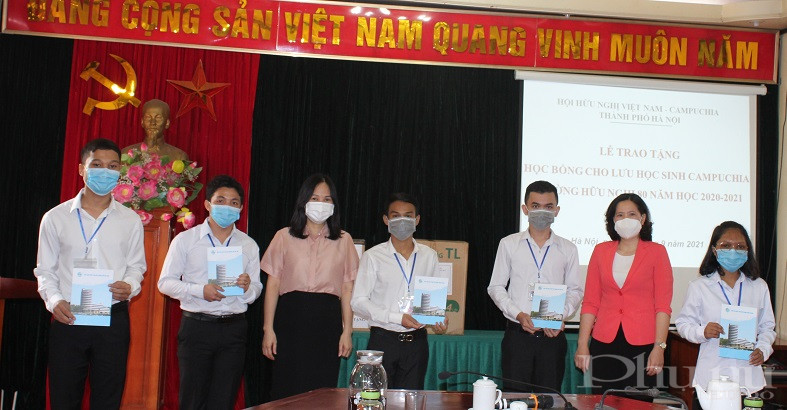 Nhân dịp năm học mới, 10 em học sinh có thành tích học tập suất sắc được nhận học bổng của tổ chức Hội