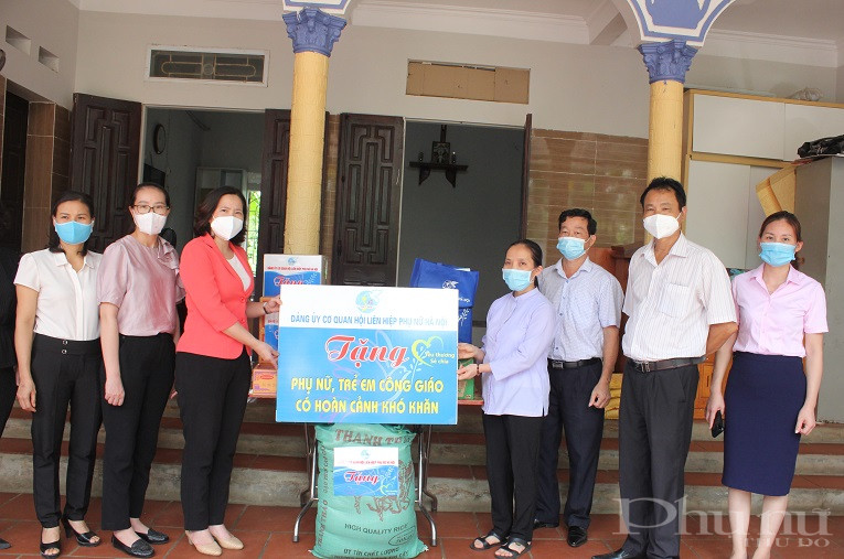 Đồng chí Lê Kim Anh - Bí thư Đảng Đoàn- Chủ tịch Hội LHPN Hà Nội cùng Đoàn công tác đã tặng quà tại Mái ấm Thiên Ân , xã Tân Xã, huyện Thường Tín