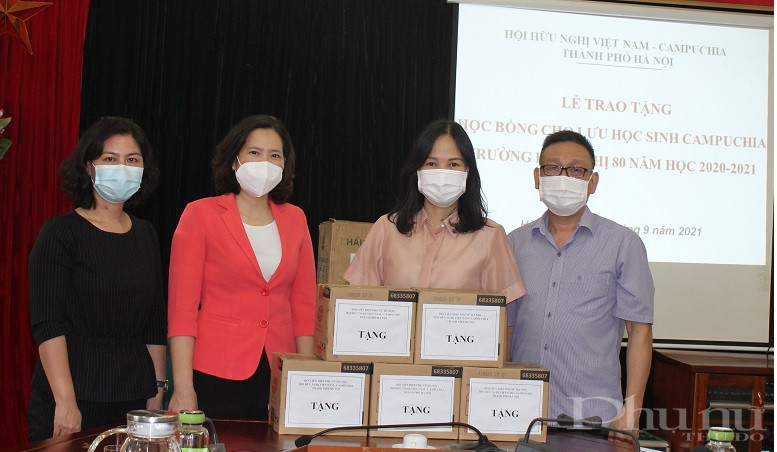 Đoàn công tác cũng đã tặng quà bao gồm nhu yếu phẩm: nước sát khuẩn , khẩu trang