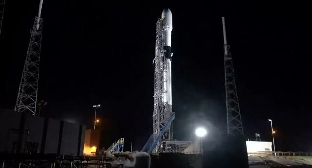 Falcon-9 đưa tàu không gian Crew Dragon chở đội bay không chuyên lên vũ trụ, chuyến bay nhằm mục đích gây quỹ từ thiện cho trẻ em ung thư. Falcon-9 đưa tàu không gian Crew Dragon chở đội bay không chuyên lên vũ trụ, chuyến bay nhằm mục đích gây quỹ từ thiện cho trẻ em ung thư.