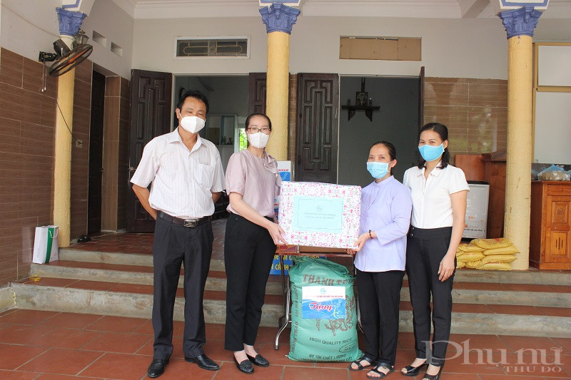 Hội LHPN huyện Thạch Thất tặng quà cho các sơ và các cháu nhỏ tại đây.