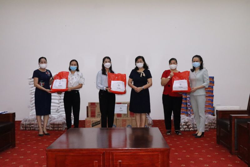 Do giãn cách xã hội, các suất quà sẽ được lãnh đạo Hội LHPN các phường nhận và trao trực tiếp tận tay cho các hội viên khó khăn