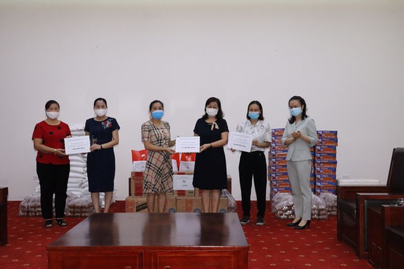 Lãnh đạo Ban Dân vận Quận Uỷ, Hội LHPN quận tiếp nhận số tiền ủng hộ phụ nữ trẻ em miền Nam do Hội Phụ nữ các phường kêu gọi xã hội hoá và trao tặng, để kịp thời gửi lên Hội LHPN Việt Nam đưa đến miền Nam thân yêu