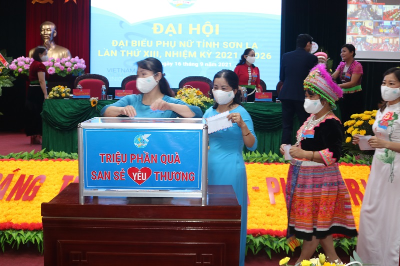 Các địa biểu tham sự Đại hội tham gia ủng hộ chương trình Triệu phần quà san sẻ yêu thương