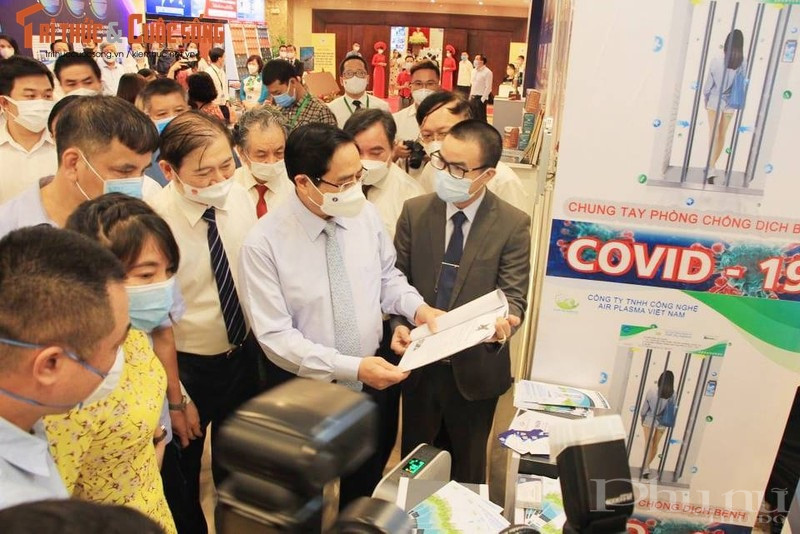 Thủ tướng thăm kh&ocirc;ng gian trưng b&agrave;y sản phẩm, th&agrave;nh tựuc&ocirc;ng nghệ.