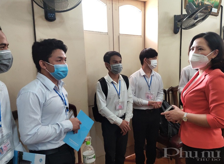 Các em học sinh cảm động trước tình cảm của các cô, các chị trong tổ chức Hội LHPN Hà Nội, của Hội Hữu nghị Việt Nam - Campuchia đã tới thăm và tặng học bổng nhân dịp năm học mới và hứa sẽ học tập tốt hơn nữa trong thời gian tới tại Hà Nội