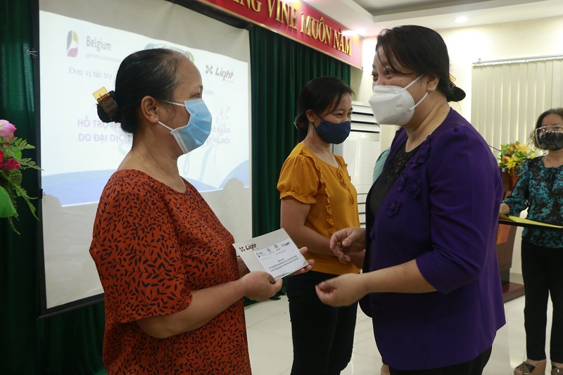 Ân tình trong đại dịch và kỷ niệm về chiếc áo dài - ảnh 2