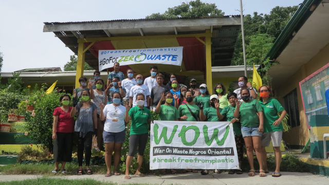 Các thành viên dự án Negros Oriental-Zero Waste Cities của tổ chức Không rác thải War On Waste (WOW).