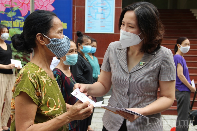 Đ&oacute;n nhận suất qu&agrave;, chị Nguyễn Thị Kim Thanh (hiện thu&ecirc; trọ tại quận Hai B&agrave; Trưng) phấn khởi cho biết: T&ocirc;i l&agrave;m dọn dẹp trong một qu&aacute;n internet tr&ecirc;n phố Trần Đại Nghĩa. Chồng bị tai biến nặng. Dịch Covid-19 khiến cuộc sống gia đ&igrave;nh trở n&ecirc;n v&ocirc; c&ugrave;ng kh&oacute; khăn. Nay nhận được qu&agrave;, t&ocirc;i rất x&uacute;c động v&agrave; biết ơn.