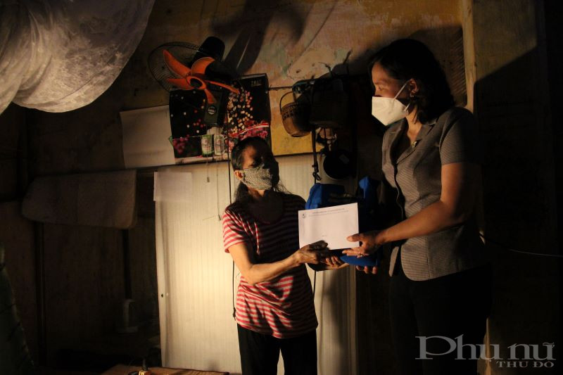 Chủ tịch Hội LHPN H&agrave; Nội L&ecirc; Kim Anh trao qu&agrave; hỗ trợ cho c&ocirc; L&ecirc; Thị Hợp (đang tạm tr&uacute; tại phường Ph&uacute;c X&aacute;, quận Ba Đ&igrave;nh, H&agrave; Nội).