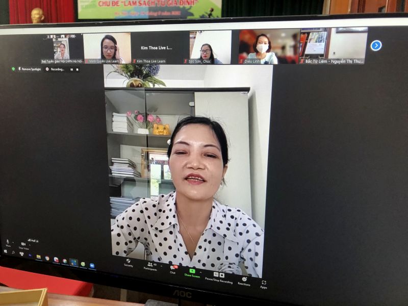 Là một trưởng thôn, chị... đã vận động từ chồng, con, cháu cho đến các chị em cùng thay đổi cách ứng xử với môi trường, sử dụng phân bón hữu cơ. Chị thường xuyên trao đổi, sát sao và lắng nghe chị em để hành động bảo vệ môi trường được bền vững, góp phần làm sạch đẹp quê hương