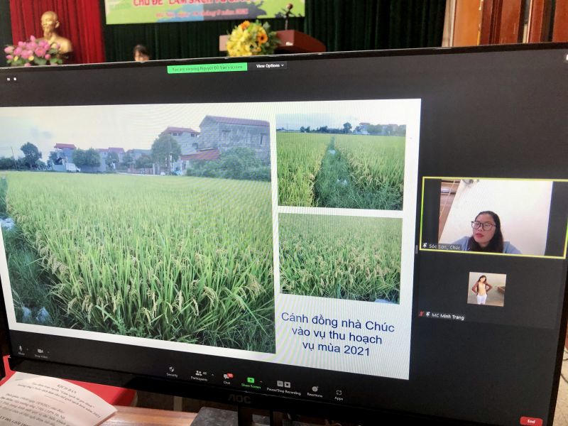 Mất khá nhiều thời gian và công sức để vận động bà con chuyển đổi  từ sử dụng phân bón hóa học, thuốc trừ sâu sang phân bón hữu cơ, Đặng Hồng Chúc vẫn đang kiên trì và miệt mài với con đường của mình