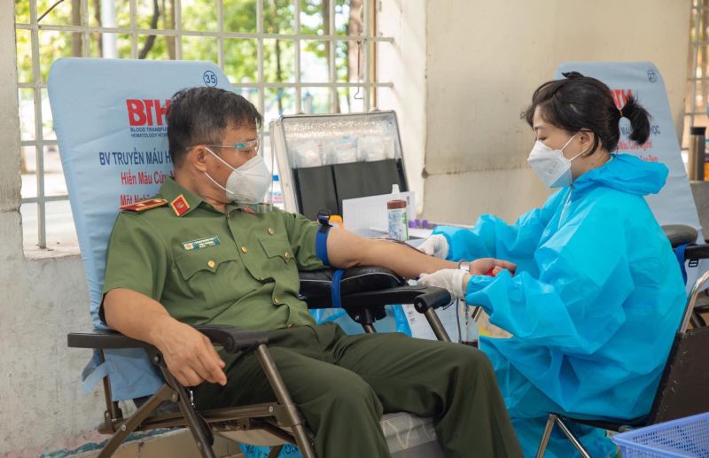 Các đồng chí lãnh đạo, cán bộ cũng tham gia hiến máu Các đồng chí lãnh đạo, cán bộ cũng tham gia hiến máu