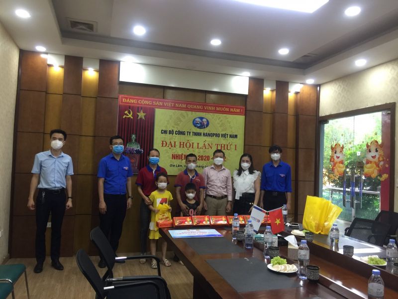 Lãnh đạo Huyện đoàn Gia Lâm tặng quà cho các cháu có hoàn cảnh khó khăn Lãnh đạo Huyện đoàn Gia Lâm tặng quà cho các cháu có hoàn cảnh khó khăn