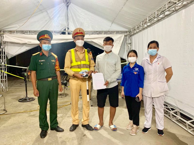 Anh Phạm Văn Hiếu nhận lại tài sản từ các cán bộ trực chốt Anh Phạm Văn Hiếu nhận lại tài sản từ các cán bộ trực chốt