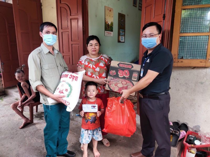 Lãnh đạo Huyện Thanh trì tặng quà cho các cháu đón tết Trung thu vui vẻ Lãnh đạo Huyện Thanh trì tặng quà cho các cháu đón tết Trung thu vui vẻ