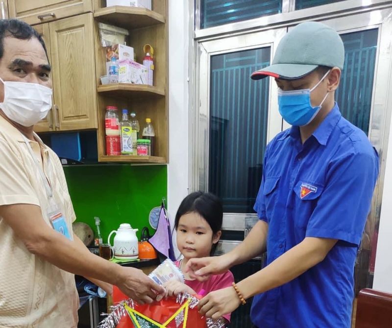Lực lượng Đoàn Thanh niên huyện cũng đã đồng hành để trẻ em có một mùa trăng ý nghĩa Lực lượng Đoàn Thanh niên huyện cũng đã đồng hành để trẻ em có một mùa trăng ý nghĩa