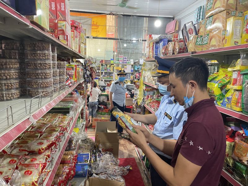 Lực lượng chức năng kiểm tra tại cửa hàng ở thành phố Thái Nguyên