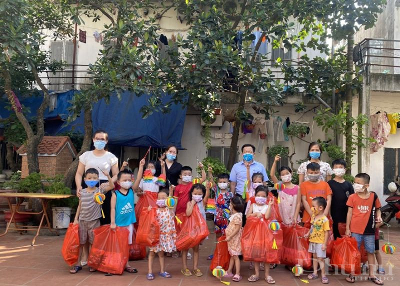 Năm 2021,  đ&acirc;y l&agrave; một năm c&aacute;c em nhỏ đ&oacute;n Tết Trung thu thật đặc biệt v&agrave; c&oacute; &yacute; nghĩa hơn nhận được m&oacute;n qu&agrave; tặng l&agrave; những chiếc đ&egrave;n lồng t&aacute;i chế, th&acirc;n thiện với m&ocirc;i trường