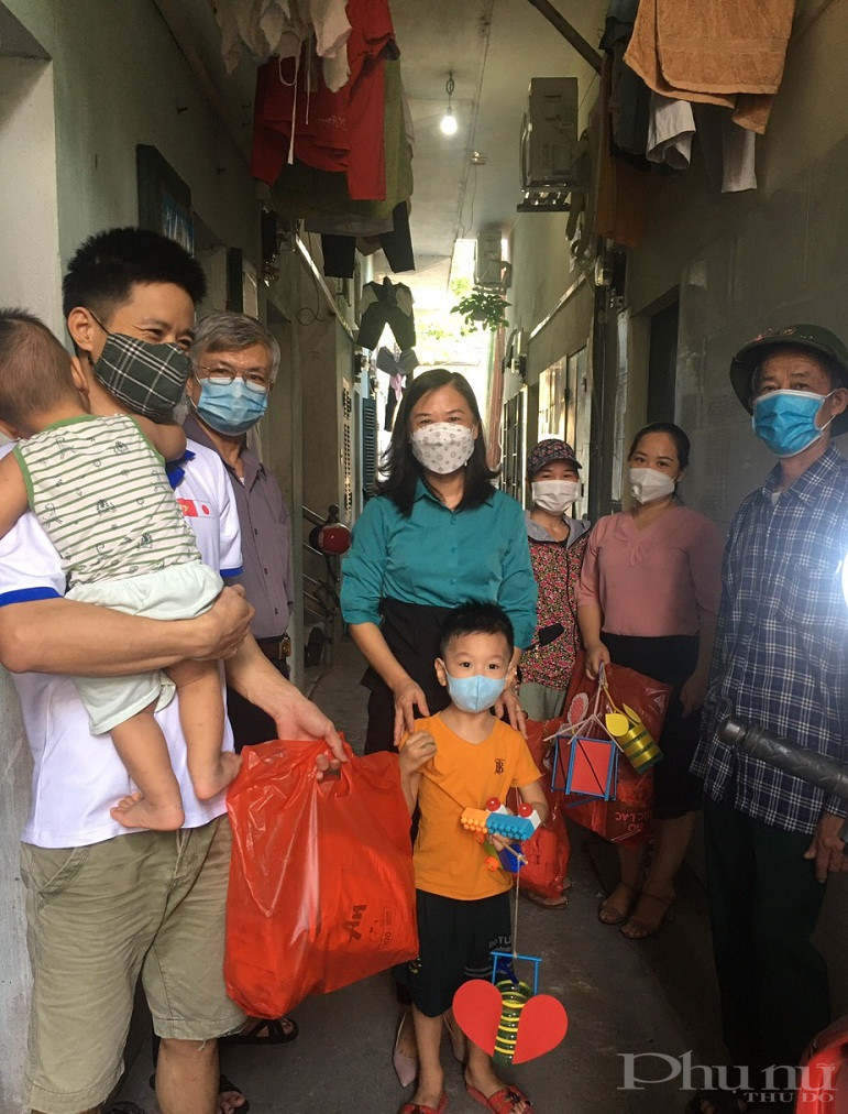 C&aacute;c em nhỏ v&agrave; c&aacute;c gia đ&igrave;nh phấn khởi khi được nhận m&oacute;n qu&agrave; &yacute; nghĩa từ tổ chức Hội đến tận gia đ&igrave;nh để trao tặng