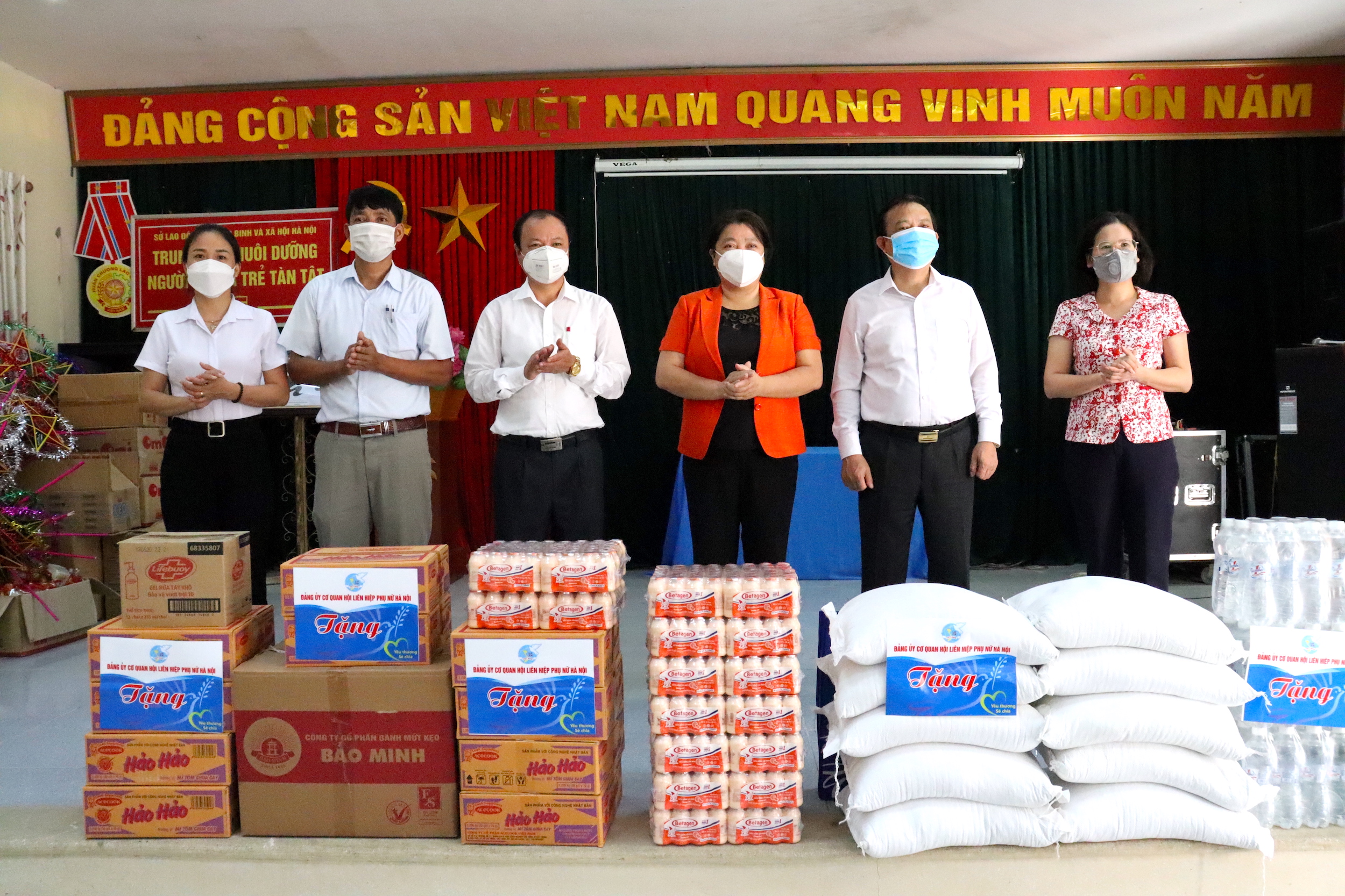 Đây là những phần quà ý nghĩa, thiết thực mà Hội LHPN gửi tặng nhằm động viên tinh thần của các người già, trẻ em khuyết tật trong giai đoạn khó khăn như hiện nay, đặc biệt là Tết Trung thu đang đến gần Đây là những phần quà ý nghĩa, thiết thực mà Hội LHPN gửi tặng nhằm động viên tinh thần của các người già, trẻ em khuyết tật trong giai đoạn khó khăn như hiện nay, đặc biệt là Tết Trung thu đang đến gần