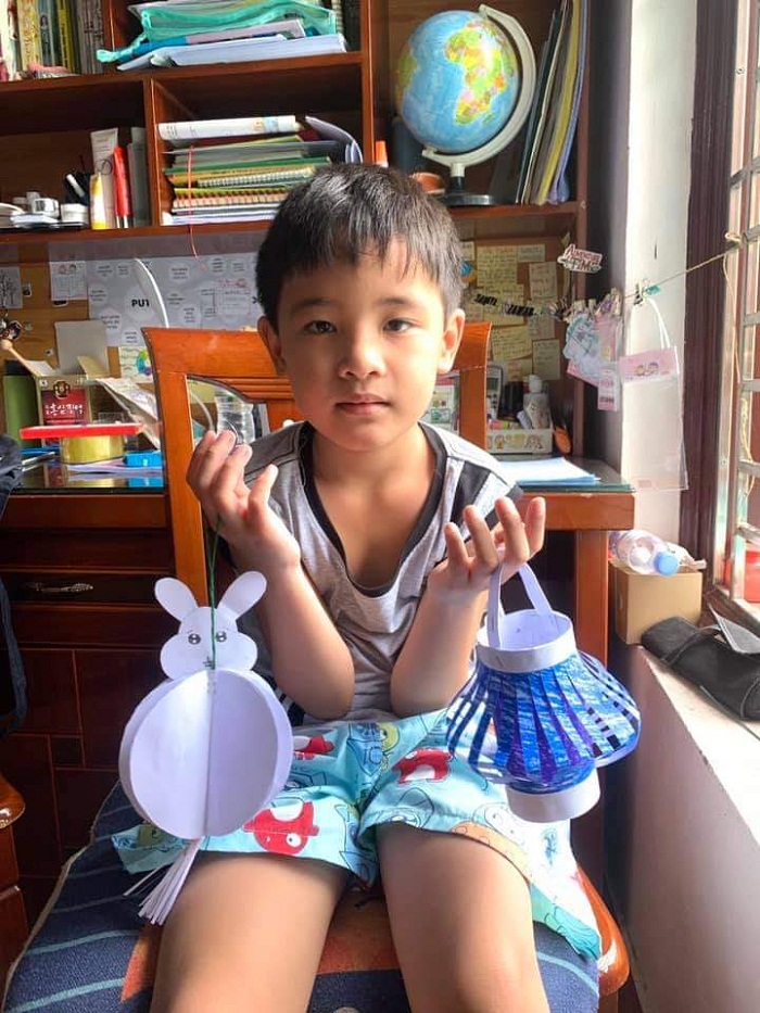 Em H&agrave; Hải Nam,  lớp 2M  trường tiểu học Nam Hồng đ&atilde; tự tay l&agrave;m chiếc đ&egrave;n lồng để hưởng ửng chương tr&igrave;nh của tổ chức Hội. Em cảm thấy rất vui về th&iacute;ch th&uacute; với những sản phẩm m&igrave;nh l&agrave;m ra