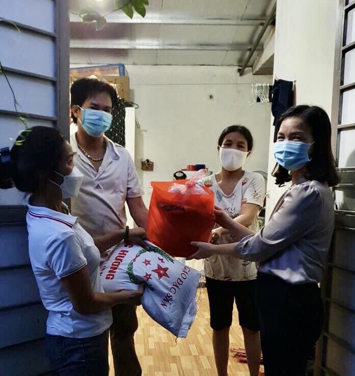 Chị Nguyễn Thị Bảy (ngoài cùng bên phải) trao các suất an sinh đến lao động tự do mất việc làm do dịch trên địa bàn huyện