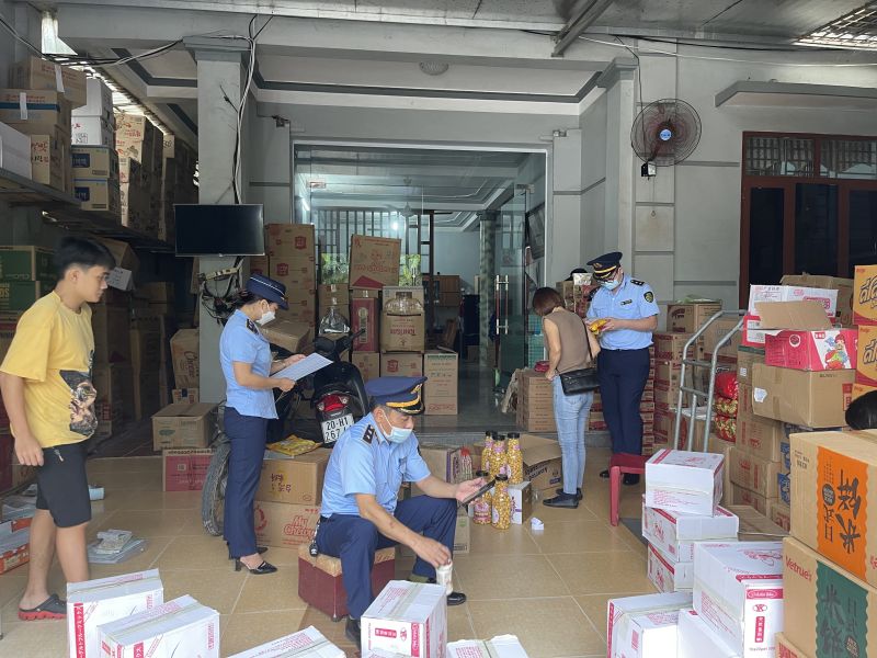 Lực lượng chức năng kiểm tra tại cửa hàng