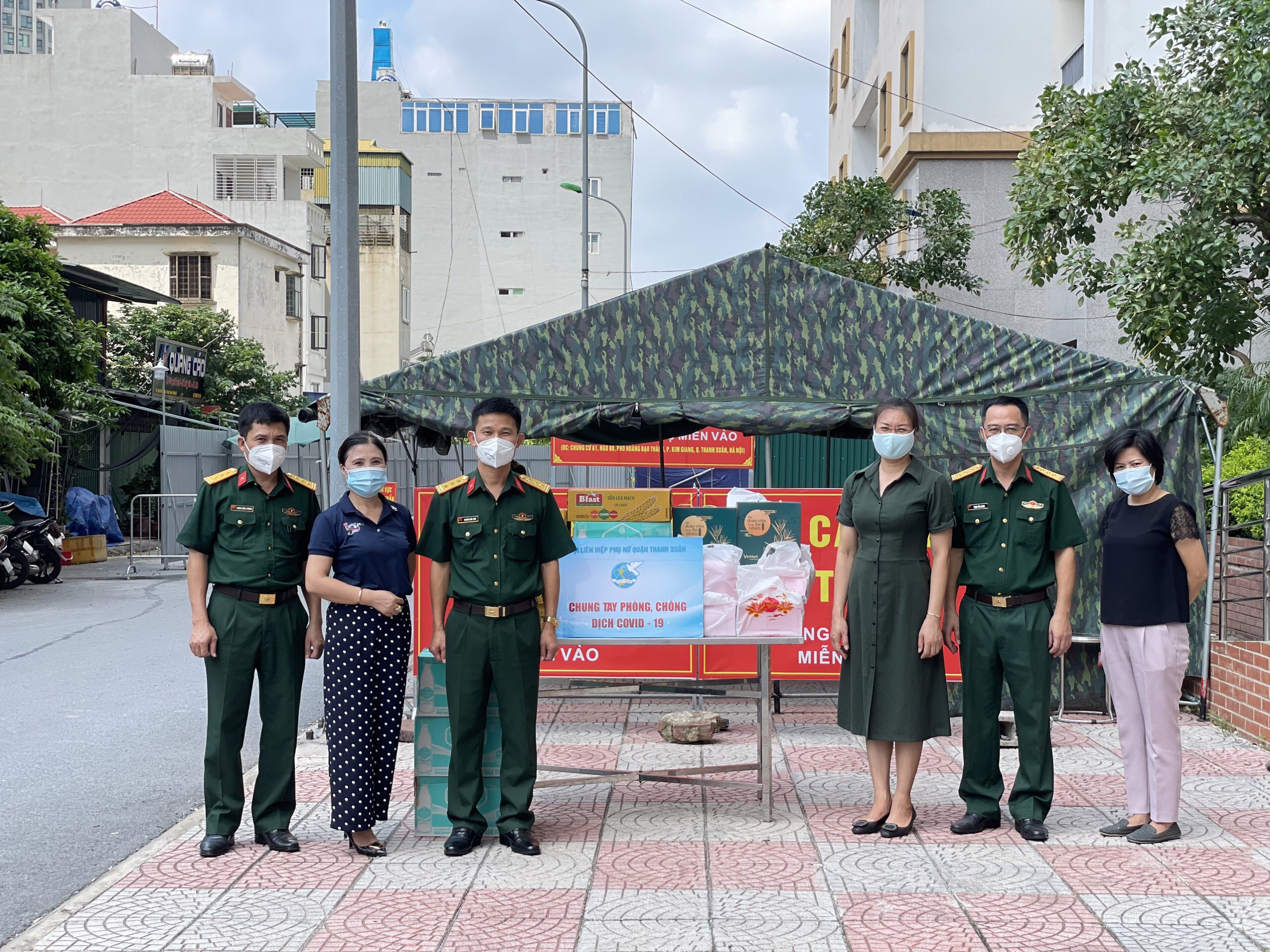 Lãnh đạo Hội Liên hiệp Phụ nữ quận thăm và trao quà Trung thu tại khu cách ly A1 Kim Giang Lãnh đạo Hội Liên hiệp Phụ nữ quận thăm và trao quà Trung thu tại khu cách ly A1 Kim Giang