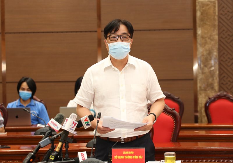 Gi&aacute;m đốc Sở GTVT H&agrave; Nội Vũ Văn Viện th&ocirc;ng tin tại hội nghị
