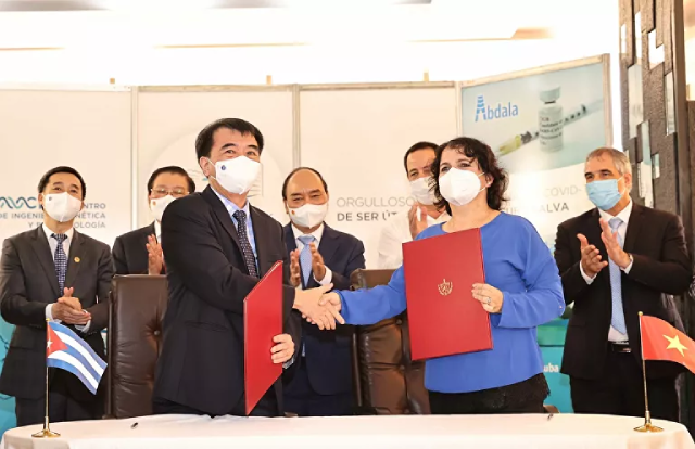 Chủ tịch nước Nguyễn Xuân Phúc chứng kiến Lễ ký kết hợp tác giữa 2 nước.