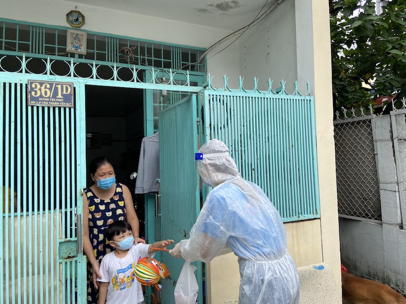 Các món quà được trao đến tay các em nhỏ