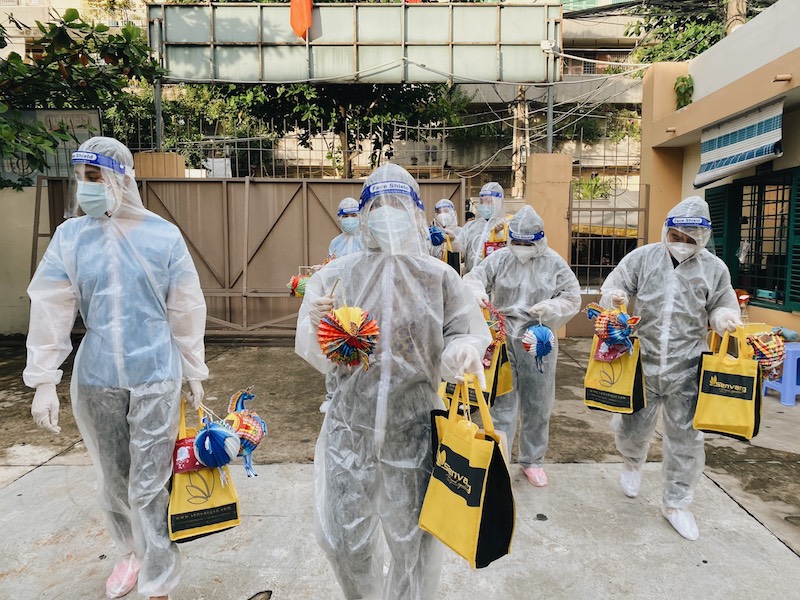 Dàn người đẹp hăng hái xông pha tới khu cách ly