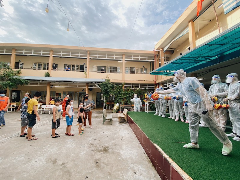 Các em nhỏ rất hào hứng với quà trung thu