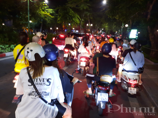 Đường Thanh Niên kẹt cứng phương tiện, di chuyển rất khó khăn. Các lực lượng dân phòng, công an cũng đã phải làm việc vất vả để nhắc nhở người dân không đỗ xe, tụ tập làm cản trở giao thông.