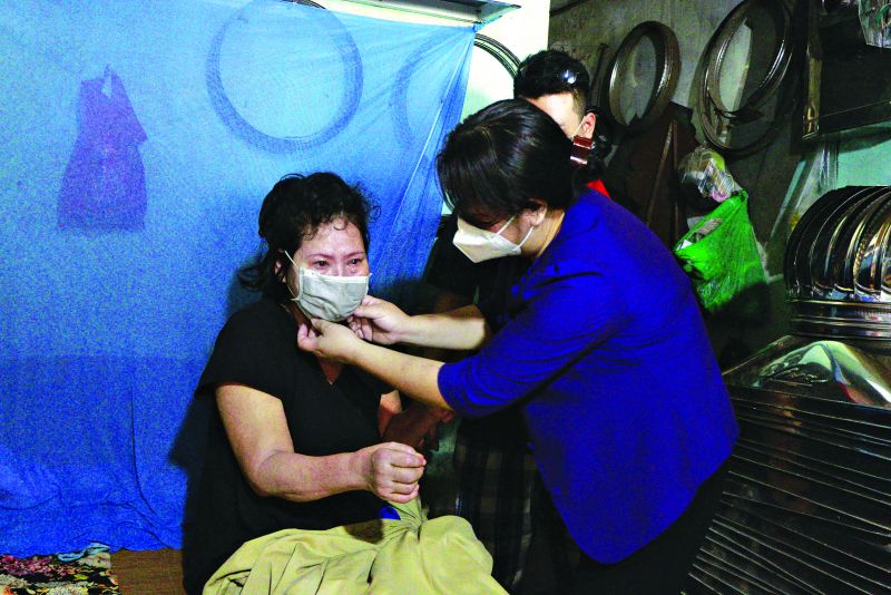 Đồng ch&iacute; Nguyễn Thị Thu Thủy, Ph&oacute; Chủ tịch Thường trực Hội LHPN H&agrave; Nội thăm hỏi nữ lao động nhập cư tại quận Ho&agrave;ng Mai. Ảnh: Ho&agrave;ng Lan