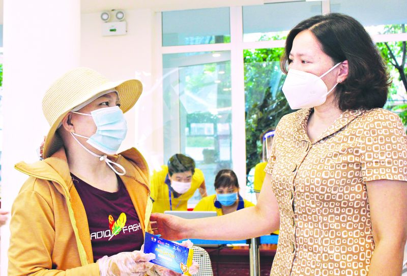 Đồng ch&iacute; L&ecirc; Kim Anh &ndash; Chủ tịch Hội LHPN H&agrave; Nội tặng phiếu đi chợ tại &ldquo;Si&ecirc;u thị mini 0 đồng&rdquo; cho phụ nữ kh&oacute; khăn tr&ecirc;n địa b&agrave;n quận T&acirc;y Hồ. Ảnh: Thanh Thanh