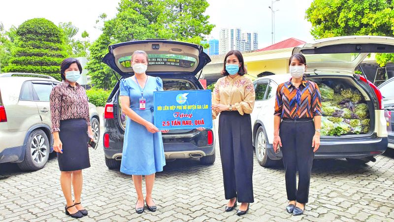 Hội LHPN quận Thanh Xu&acirc;n tiếp nhận ủng hộ của Hội LHPN Gia L&acirc;m để c&oacute; những phần qu&agrave; &yacute; nghĩa gửi tới phụ nữ kh&oacute; khăn tr&ecirc;n địa b&agrave;n quận. Ảnh: HPN