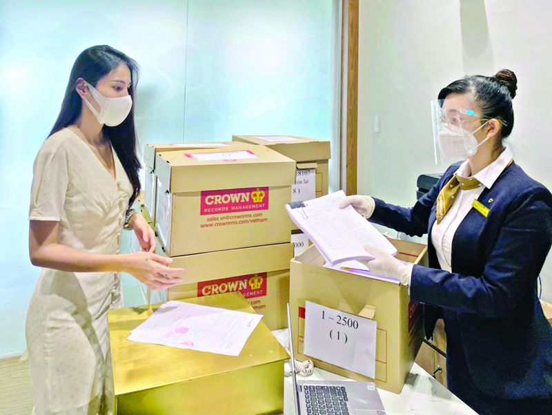 Ca sĩ Thuỷ Ti&ecirc;n tại ng&acirc;n h&agrave;ng trong buổi livestream sao k&ecirc; số tiền quy&ecirc;n g&oacute;p ủng hộ miền Trung b&atilde;o lũ. Ảnh: Int