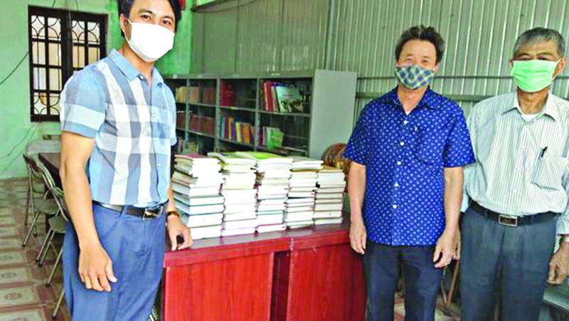 Ban Chủ nhiệm &ldquo;tủ s&aacute;ch di động&rdquo; chuẩn bị đưa s&aacute;ch đến phục vụ bạn đọc tại th&ocirc;n B&ugrave;ng, x&atilde; Minh Đức, Ứng H&ograve;a. Ảnh: Ph&ugrave;ng Lương