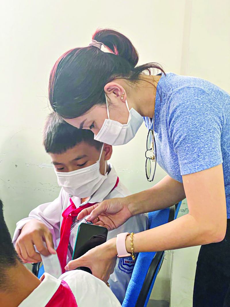 Hội Phụ nữ xã Kim Sơn, huyện Gia Lâm phối hợp tặng điện thoại hỗ trợ học trực tuyến cho học sinh khó khăn. (Ảnh: HPN) Hội Phụ nữ xã Kim Sơn, huyện Gia Lâm phối hợp tặng điện thoại hỗ trợ học trực tuyến cho học sinh khó khăn. (Ảnh: HPN)